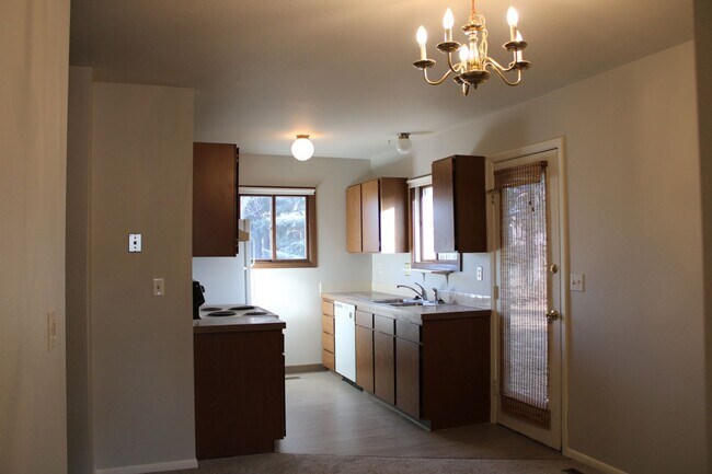 Foto del edificio - Charming 2-Bedroom Home with Fenced Yard &...