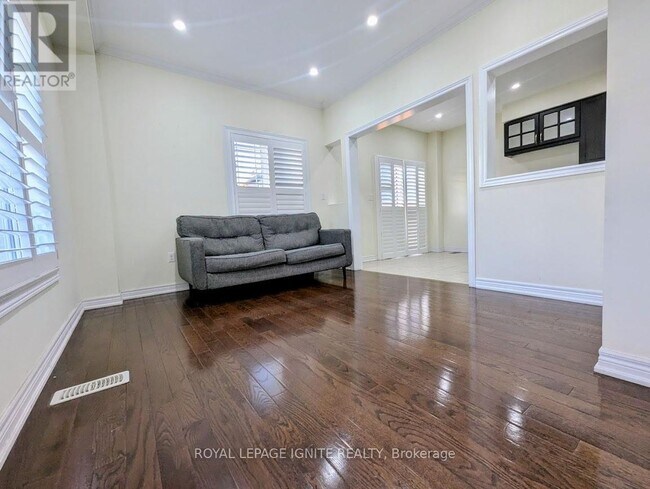 Building Photo - 8 Wimbledon Ct