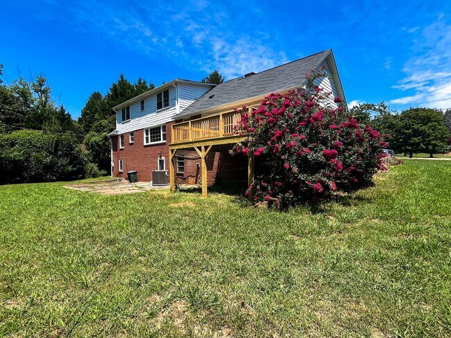 Building Photo - Adorable 4 bedroom, 3 bathroom home with S...
