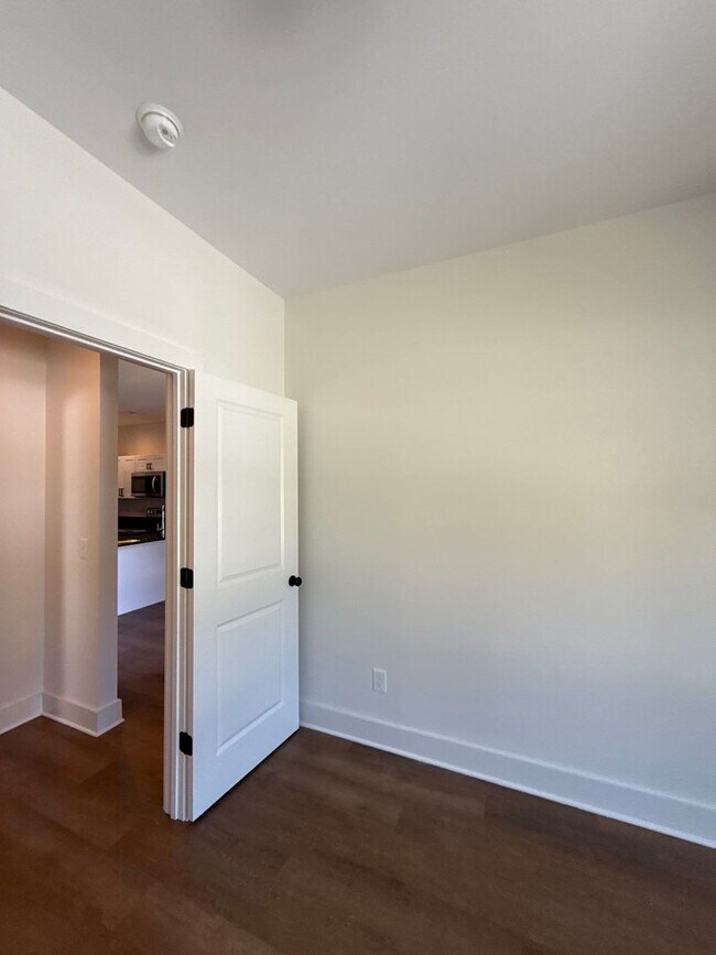 Building Photo - 3014 N Chamberlain Ave