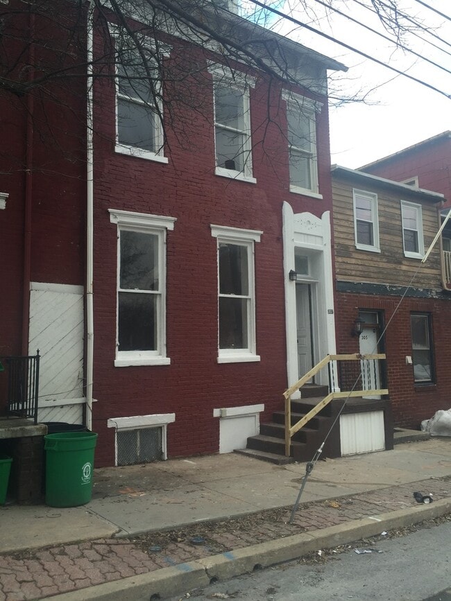 Building Photo - 307 W King St