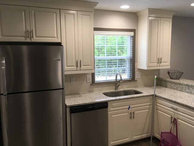 Foto del edificio - 6701 Pine Ridge Dr