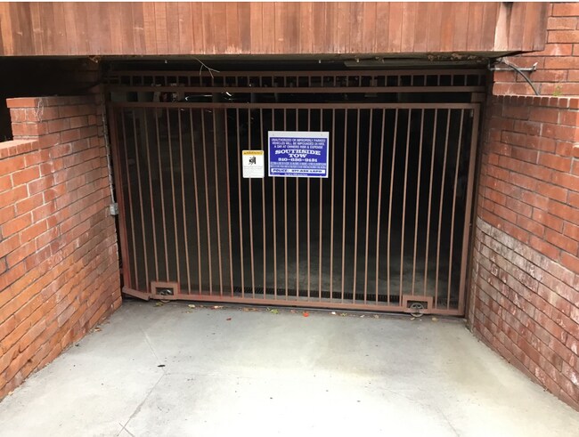 Entrada al estacionamiento subterráneo - 1823 11th St