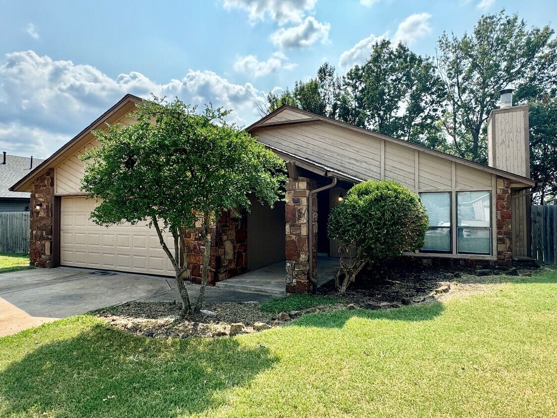 Primary Photo - 3Bed - 2Bath House / Pet-Friendly / Availa...