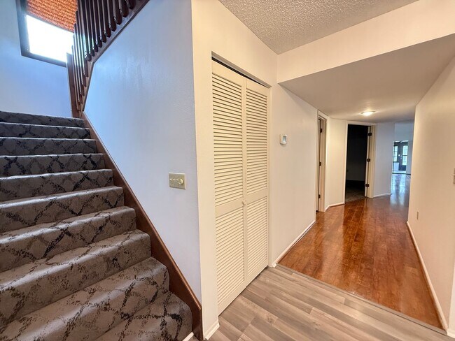 Foto del edificio - 4-Bedroom, 3-Bath Home with Courtyard Near...