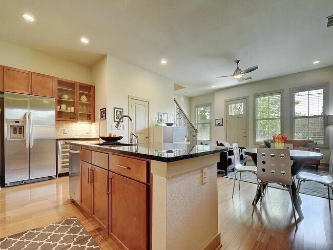 Foto del edificio - 2520 Bluebonnet Ln