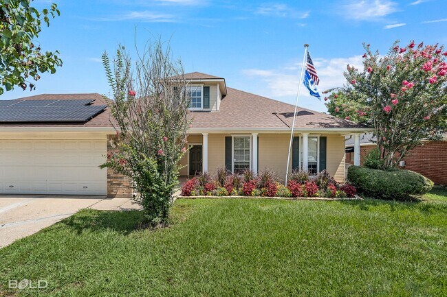Building Photo - 4 Bedroom 2 Bath with Pool!!!