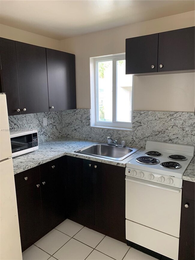 Building Photo - 960 Biarritz Dr