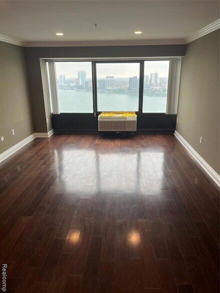 Foto del edificio - 300 Riverfront Dr