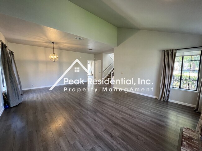 Foto del edificio - Spacious 3bd/2.5ba Roseville Home In Gated...
