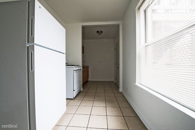 Building Photo - 1 br, 1 bath Apartment - 720 E 82nd St
