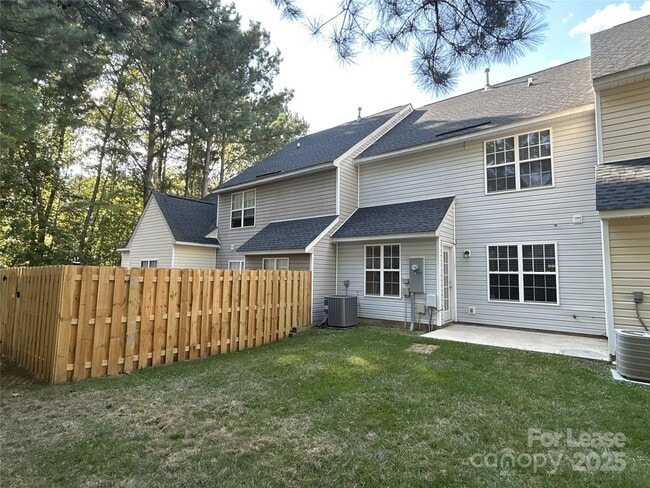 Building Photo - 10012 University Park Ln