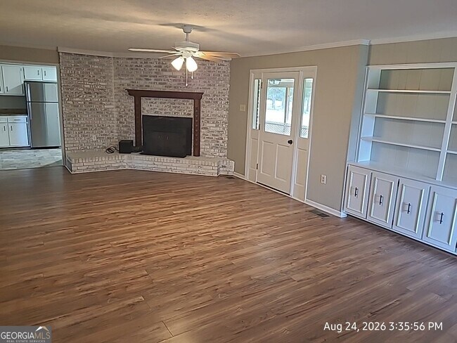 Foto del edificio - 563 Pinehill Rd