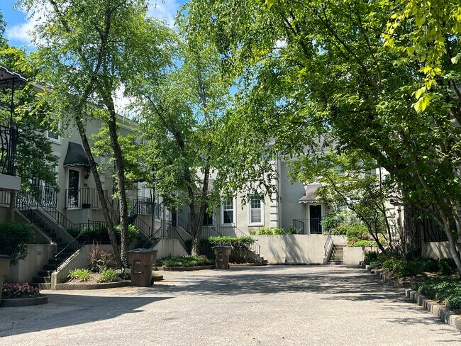 Vista del camino hacia la puerta principal - 108 St Charles Pl