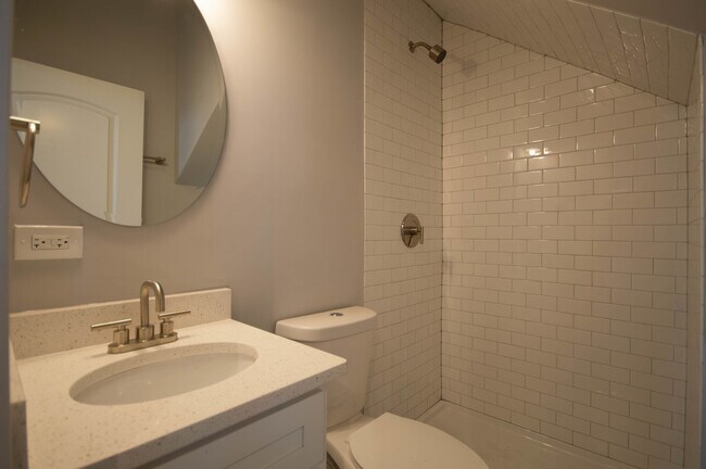 Building Photo - 2117 W 18th St