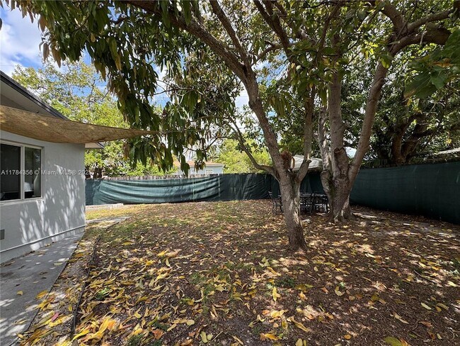 Foto del edificio - 361 NW 103rd St