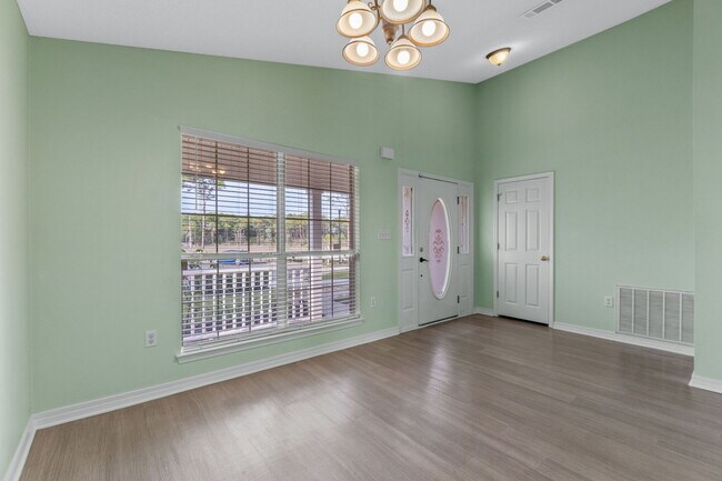 Foto del edificio - 742 Saltair Ln
