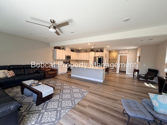 Foto del edificio - Stylish Corner Lot Townhome with No Rear Neighbors