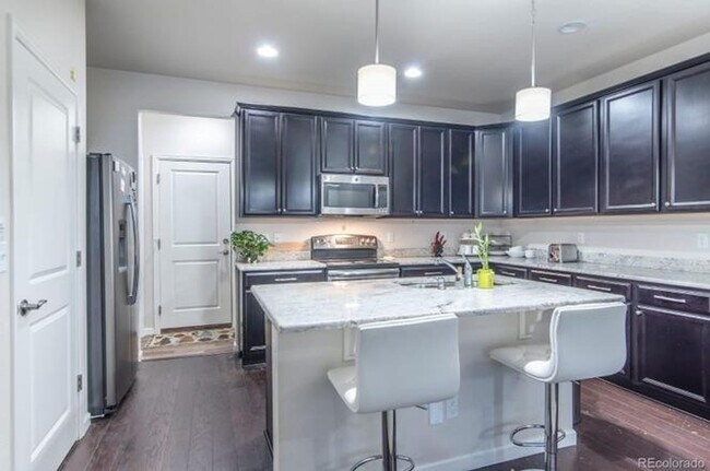 Building Photo - GORGEOUS LUXURY 3 or 4 BDRM, 4 BATH, 2-CAR...