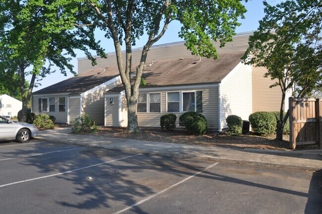 Building Photo - 200 S Beverly Ln