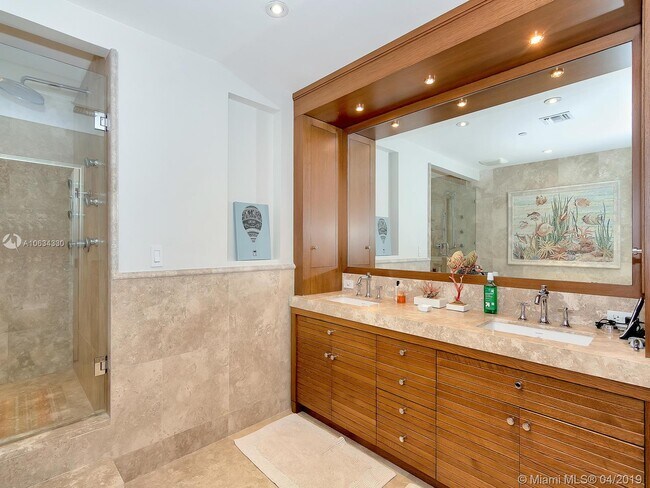 Building Photo - 2331 Fisher Island Dr