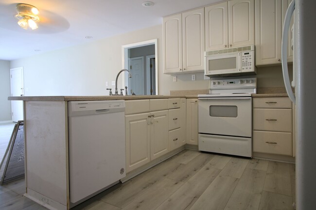 Building Photo - 642 Scoggins Rd