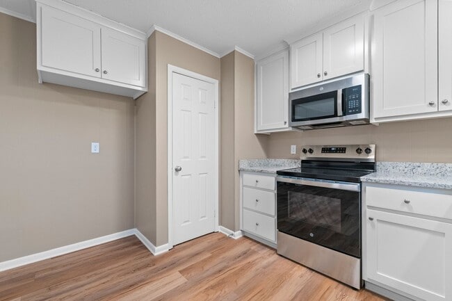 Building Photo - 3 BD, 2 BA, Home