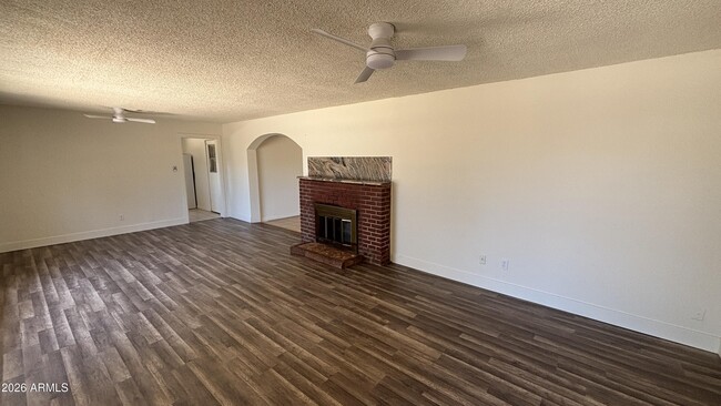 Foto del edificio - 2528 E Hartford Ave