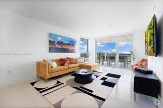 Building Photo - 9261 E Bay Harbor Dr