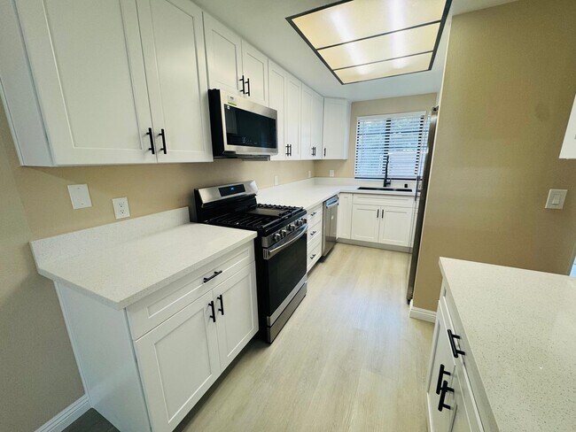 Foto del edificio - Luxury Living Awaits: Stunning Remodeled C...