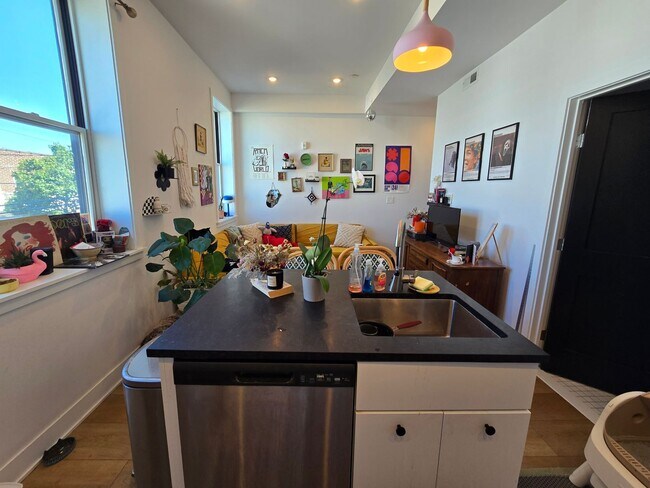 Building Photo - Bright 1 bedroom available December 10
