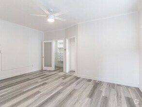 Building Photo - 608 W 6th St