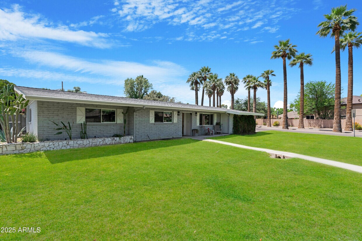 Primary Photo - 1021 W Las Palmaritas Dr