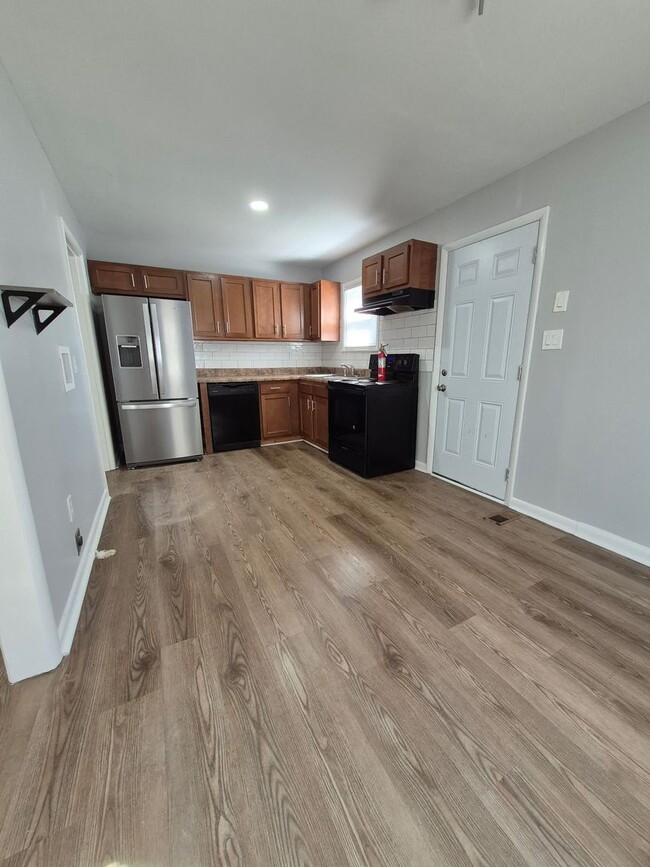 Building Photo - Adorable, remodeled 3br/1ba house close to...