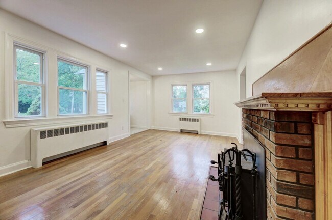 Foto del edificio - 126 E Crescent Ave