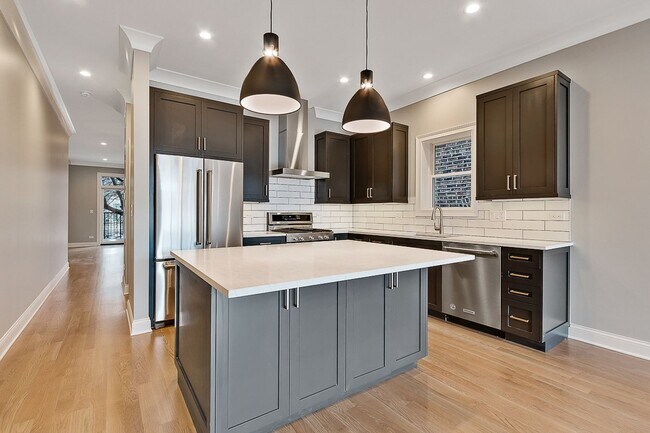 Foto del edificio - 2324 N Southport Ave