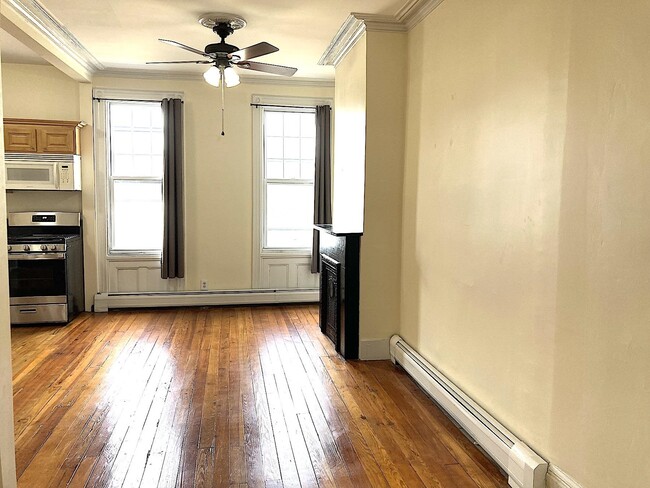 Building Photo - 132 Griffith St
