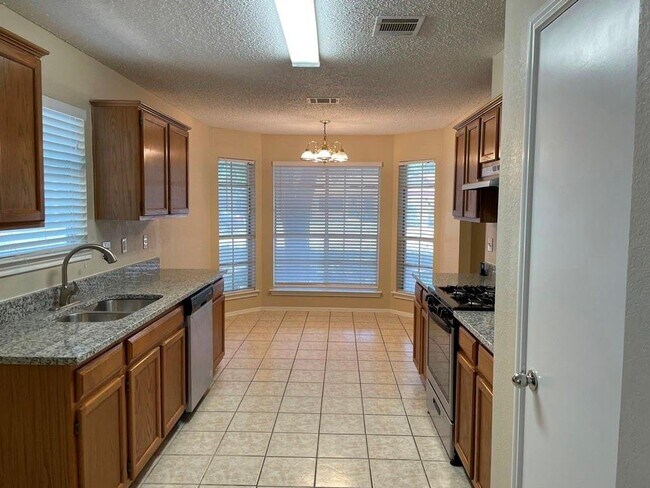 Building Photo - 1404 Somerset Dr