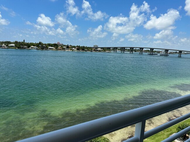 Foto del edificio - Gorgeous Updated Waterfront 2/2 Unfurnishe...