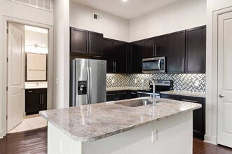 Building Photo - 1755 Cres Plz Dr