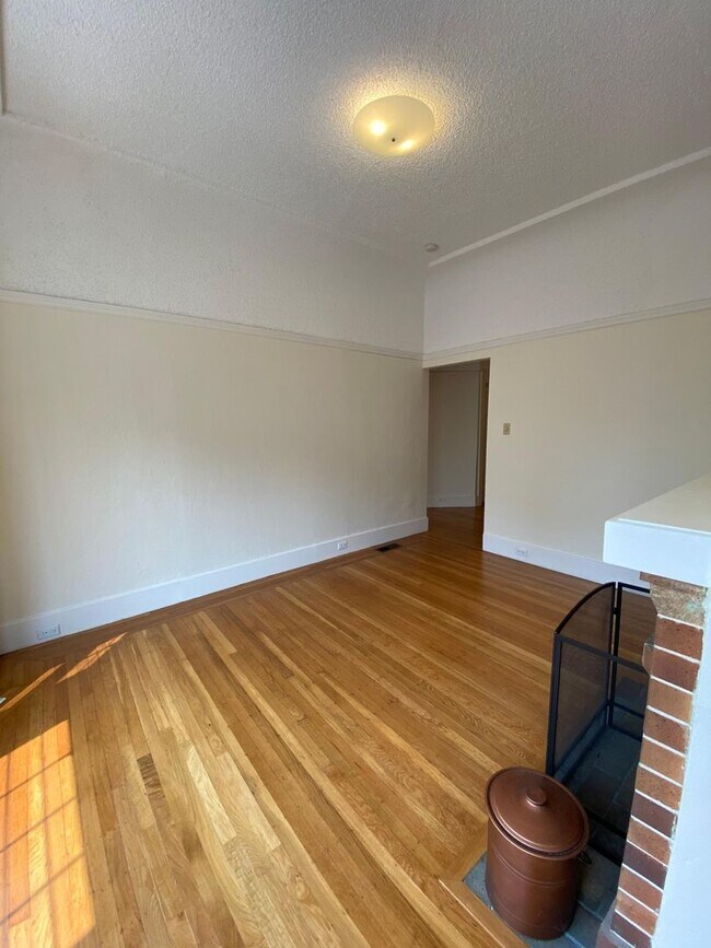 Building Photo - Single Family Home Available Now