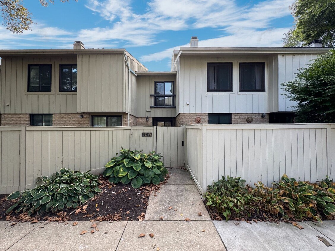 Primary Photo - Lovely 3 BR/2.5 BA Townhome in Columbia!