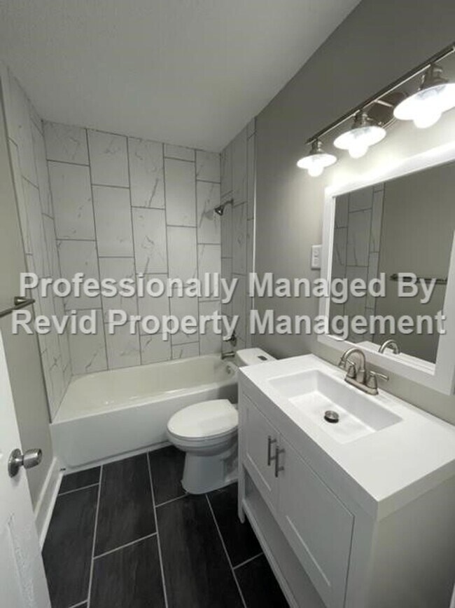 Foto del edificio - Half off the First Months Rent! Freshly Re...