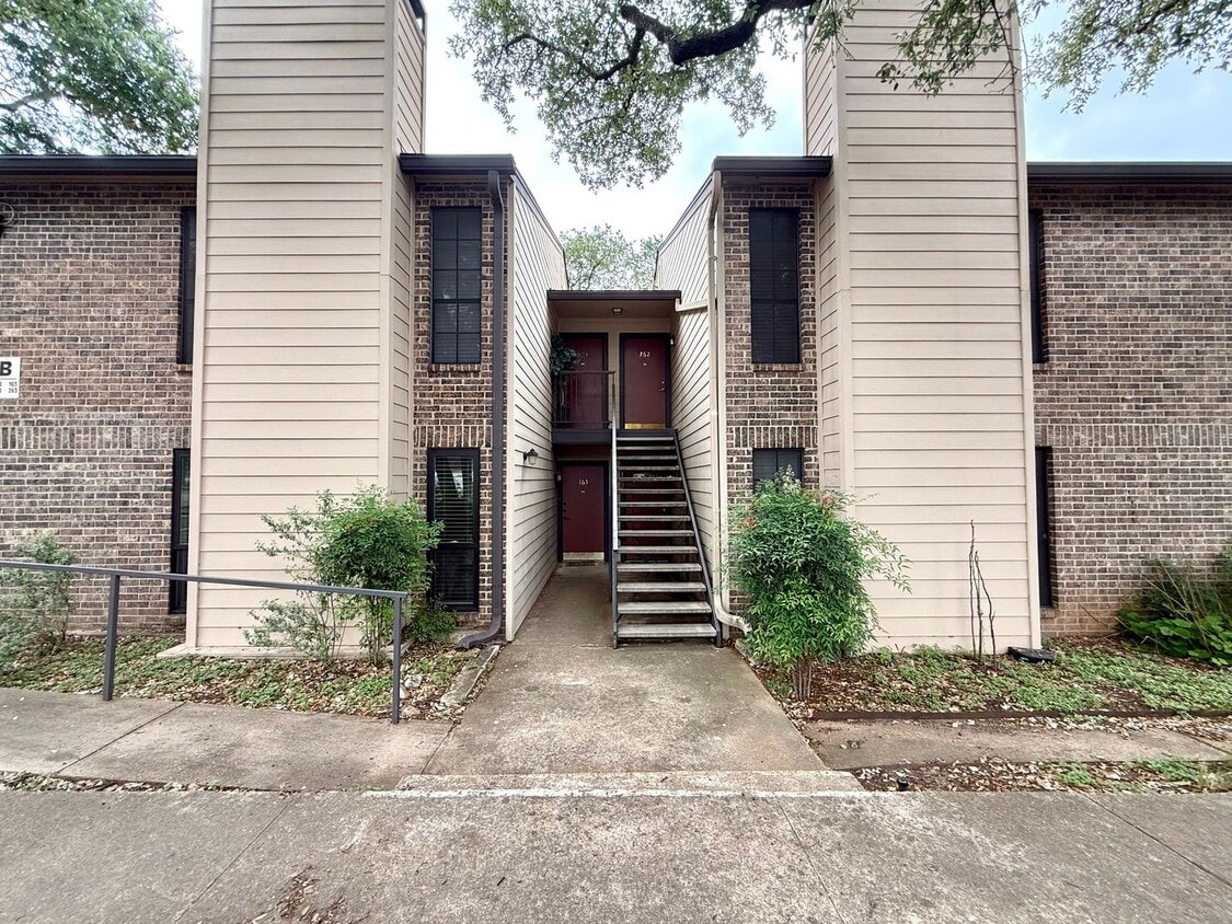 Primary Photo - 2/2 Condo w/ Office Space!