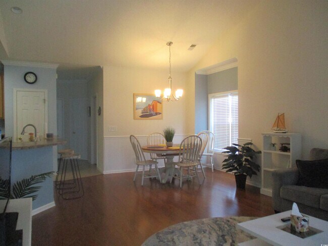 Foto del edificio - 5804 Longwood Dr