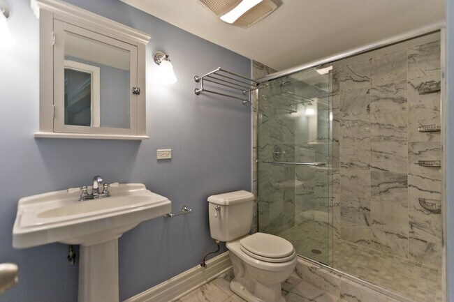 Foto del edificio - 3 bedroom in Chicago IL 60613