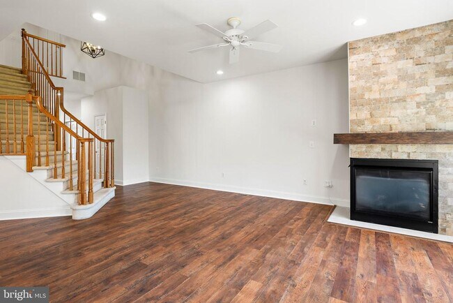 Building Photo - 156 E Country Club Dr