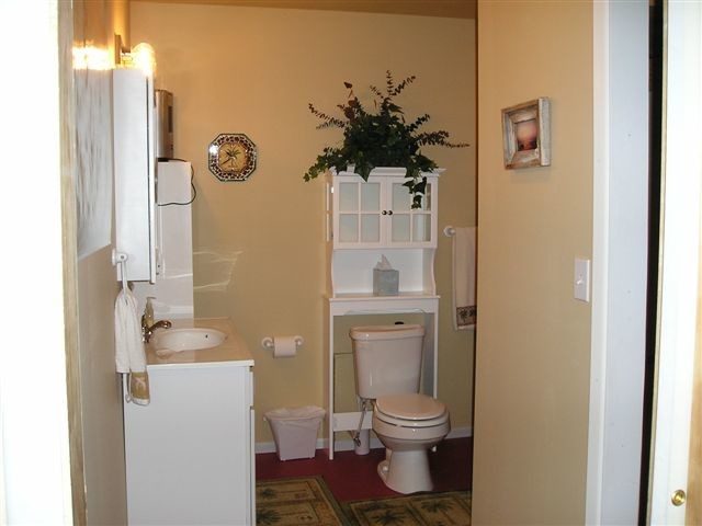 full bath and walk in closet - 514 S Rife St
