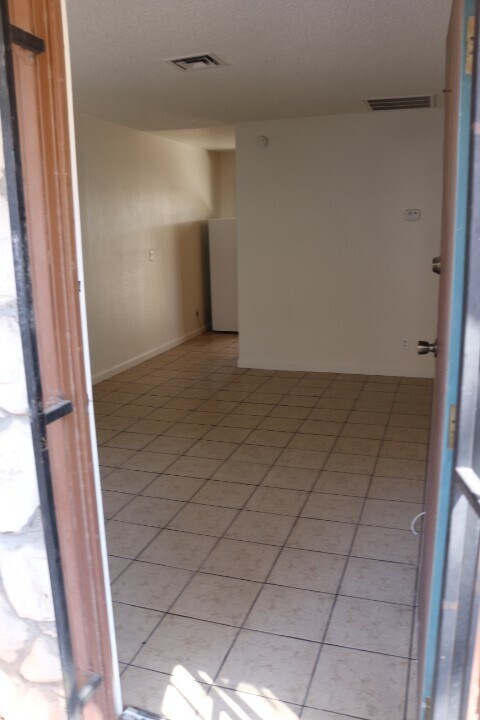 Foto del edificio - NO SHOWINGS UNTIL 12/15/25