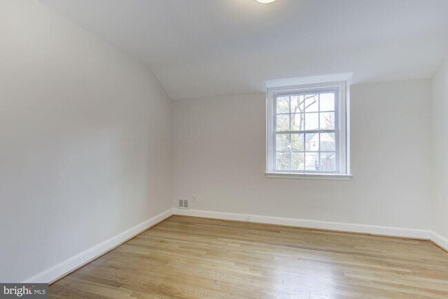 Building Photo - 4230 Fordham Rd NW